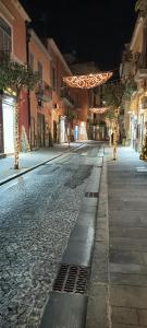an empty city street at night with christmas lights at Il Cas8tto in Pozzuoli