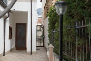 a street light next to a building with a gate at La Ruelle in Sulmona