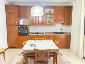 a kitchen with wooden cabinets and a table with chairs at Iris in Montecchio Maggiore