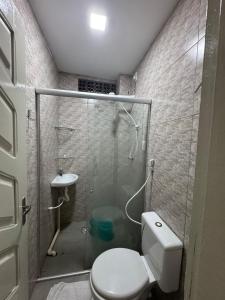 a bathroom with a shower and a toilet and a sink at Studio perfeito para trabalho, concurso ou compras in João Pessoa