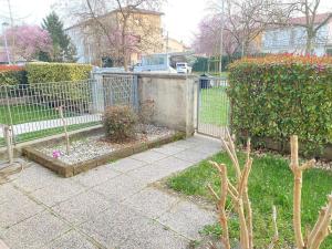 a garden with a fence and some flowers at Iris in Montecchio Maggiore