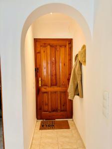 an archway leading to a wooden door in a hallway at Casa Verde 56 in Cumbre del Sol