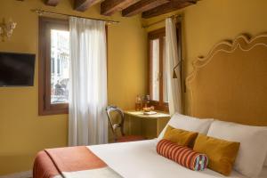 a bedroom with a bed and a window at Hotel Riva in Venice