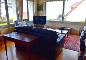 a living room with a couch and a tv at ST MARTIN PLAGE in Saint-Martin-Plage