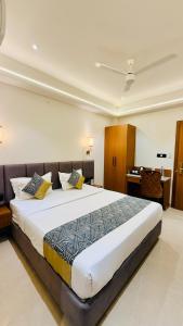 a bedroom with a large bed in a room at Hotel Roop Cliff, Bhopal in Bhopal +63 photos