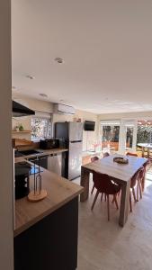 a kitchen and dining room with a table and chairs at Chalet Cosy 6 personnes in Gassin