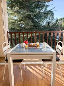a white table and chairs on a balcony at L'Ecrin du Verdon - T2 avec Balcon in Gréoux-les-Bains +8 photos