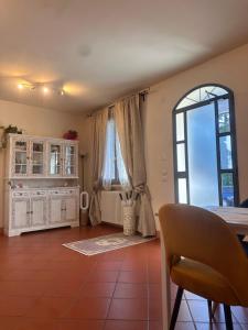 a living room with a table and a window at Casa Giulietta B&B in Santarcangelo di Romagna +26 photos