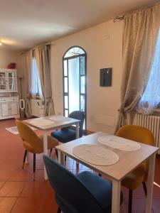 a room with two tables and chairs and a window at Casa Giulietta B&B in Santarcangelo di Romagna