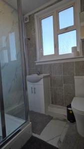 a bathroom with a shower and a toilet and a sink at Nice Living Serviced Accommodations 15 in Allesley