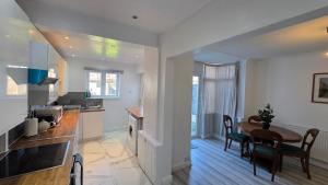 a kitchen and dining room with a table and chairs at Nice Living Serviced Accommodations 15 in Allesley