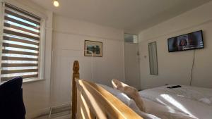 a bedroom with a bed and a tv on the wall at Nice Living Serviced Accommodations 15 in Allesley