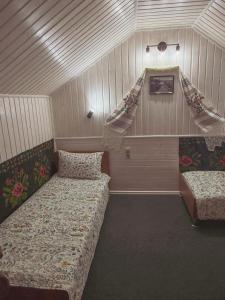 ein kleines Zimmer mit zwei Betten und einer Treppe in der Unterkunft La Badea Mircea in Soroca + 45 Fotos