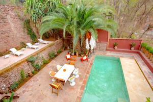 an overhead view of a pool with chairs and a table at Palais Laila in Tighfert