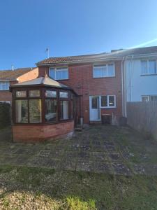 a house with a conservatory in a yard at Rome avenue in Abingdon +4 photos