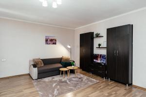 a living room with a couch and a table at Central Park Apartment 4 Guests in Chişinău