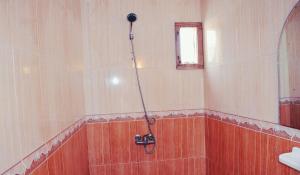 La salle de bains est pourvue d'une douche et de parquet. dans l'établissement Taghazout Surf House, à Taghazout
