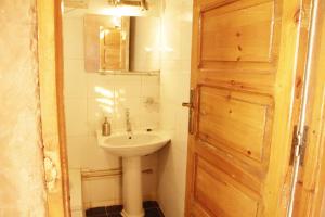 un bagno con lavandino, servizi igienici e porta di Eskaleh Eco-Lodge ad Abu Simbel