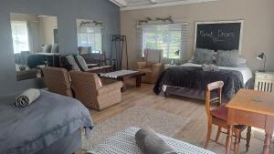 a room with two beds and a table and chairs at Myplekki in Bethlehem