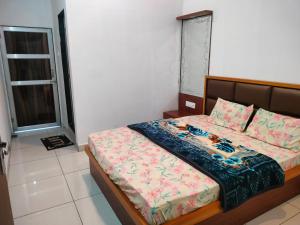 a bedroom with a bed in a room at Hotel Keshav in Rīngas
