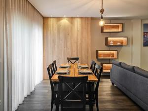 a dining room with a long table and chairs at Ocean Breeze - Comfortable Ap Close to the Beach in Bicas +44 photos