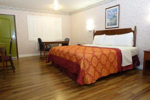 Postel nebo postele na pokoji v ubytování Tropic Lodge