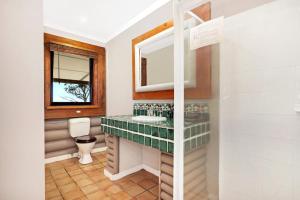 a bathroom with a sink and a mirror at The Lodge at Eagle Rock Farm, in Mandemar +23 photos