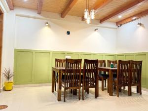 a dining room with a table and chairs at Private Villa Alpine Escape 6BHK in Manāli