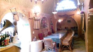 Eskaleh Eco-Lodge tesisinde bir restoran veya yemek mekanı