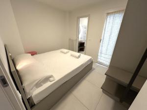 a bedroom with a bed in a room with a window at White Suite Lakeside in Colonno