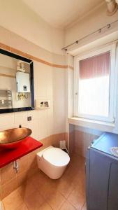 a bathroom with a sink and a toilet in it at 威尼斯Mestre火车站明亮舒适便捷整套公寓Casa Marco in Marghera +12 photos