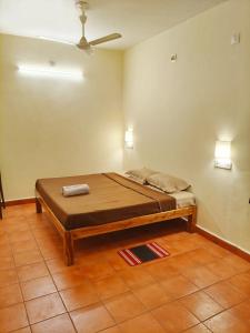 a bedroom with a bed in a room at La Maison D'Ellappa in Pondicherry
