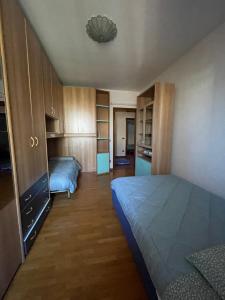 a bedroom with a bed and a kitchen with cabinets at Casa Rustica - Camere in Torri di Quartesolo