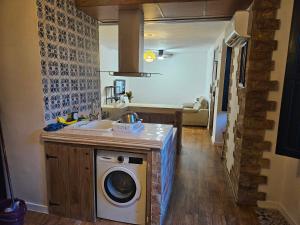 a kitchen with a washing machine and a sink at Cathedral Suite Jaén in Jaén