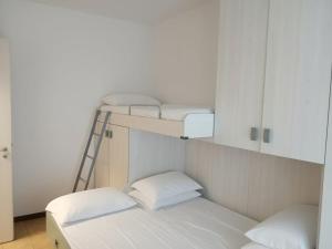 two bunk beds in a room with a mirror at Casa Maribel in Salionze