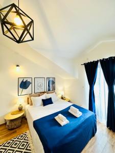 ein Schlafzimmer mit einem großen Bett mit blauen Laken in der Unterkunft Villa Blanca - Risan in Risan