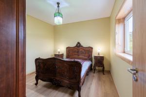a bedroom with a bed and a window and a lamp at Casa Fermil da Graça in Veade