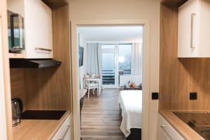 a room with a bed and a view of a room at Lakeside Lodge mit Seeblick am Kranichsee in Goslar