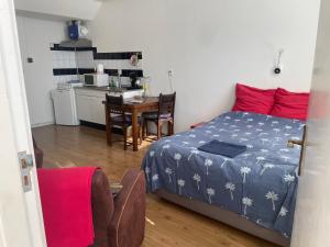 a bedroom with a bed and a kitchen with a table at Appartement centrum Groningen in Groningen