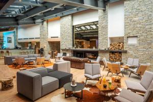 Eine Lobby mit Sofas, Sesseln und einem Kamin in der Unterkunft Hôtel VoulezVous by Les Etincelles in Tignes