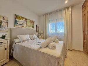 a bedroom with a bed with towels on it at Villa Aura en Platja d'Aro in Platja d'Aro +20 photos