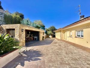 a driveway leading to a building with a balcony at Villa Aura en Platja d'Aro in Platja d'Aro