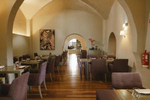 a dining room with tables and chairs in a restaurant at M'AR De AR Aqueduto in Évora