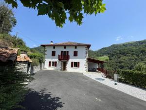 a large white house with a driveway at Xuhinxaharea in Banca