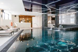 ein Pool in einem Haus mit Wohnzimmer in der Unterkunft Hôtel VoulezVous by Les Etincelles in Tignes