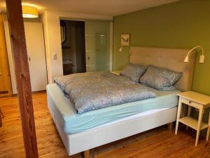 a bedroom with a bed in a room at Ferienwohnung Raabenhorst in Oettingen in Bayern