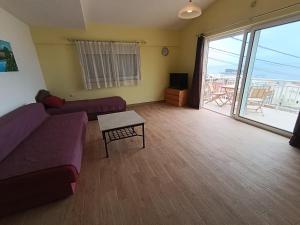 a living room with a couch and a table at Martin apartman in Kruče