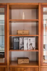 a book shelf with books and books at Spacious Seafront Residence - Family Friendly in Vila Nova de Gaia