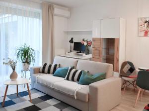 a living room with a couch and a table at Kis kertes lakás in Pusztavacs