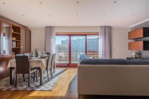 a living room with a table and a couch at Spacious Seafront Residence - Family Friendly in Vila Nova de Gaia